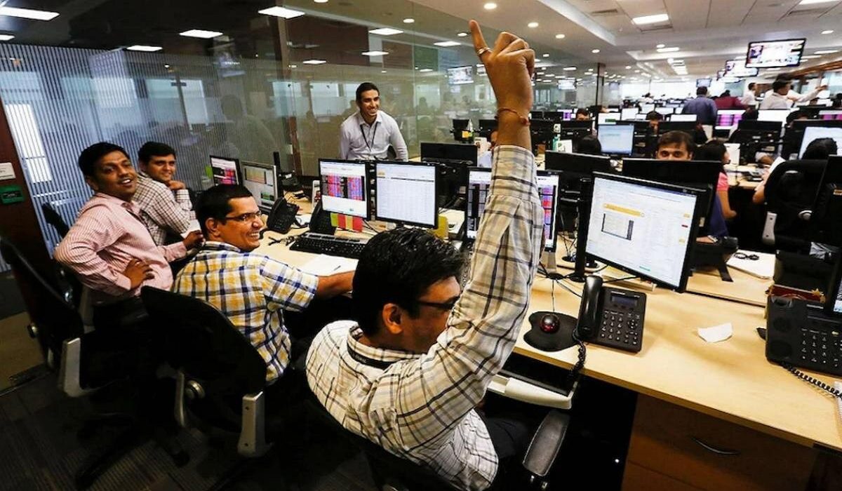 आज का शेयर बाजार अपडेट: सेंसेक्स 100 अंक ऊपर, निफ्टी में भी बढ़ोतरी आज का शेयर बाजार अपडेट: सेंसेक्स 100 अंक ऊपर, निफ्टी में भी बढ़ोतरी
