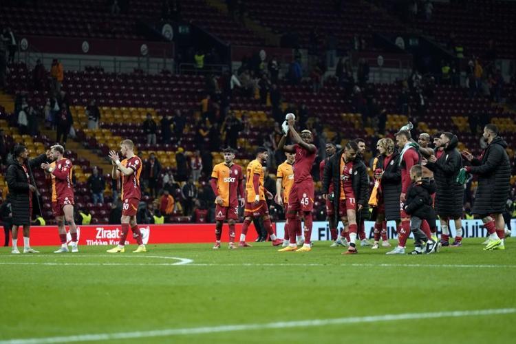 45 Milyon Euroluk Osimhen: İngiliz Kulüplerinin Transfer Hedefi 45 Milyon Euroluk Osimhen: İngiliz Kulüplerinin Transfer Hedefi
