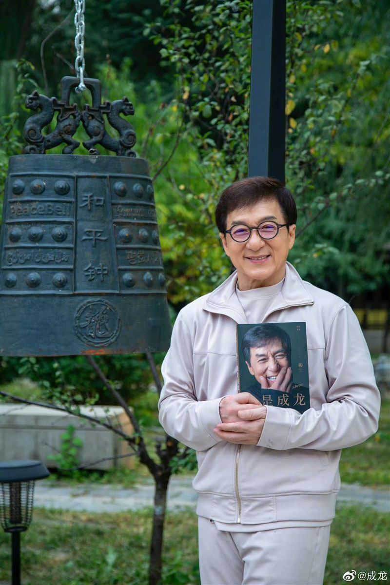 71歲成龍突被女星緊抱!滿頭白髮引網笑:爺爺與孫女? 71歲成龍突被女星緊抱!滿頭白髮引網笑:爺爺與孫女?