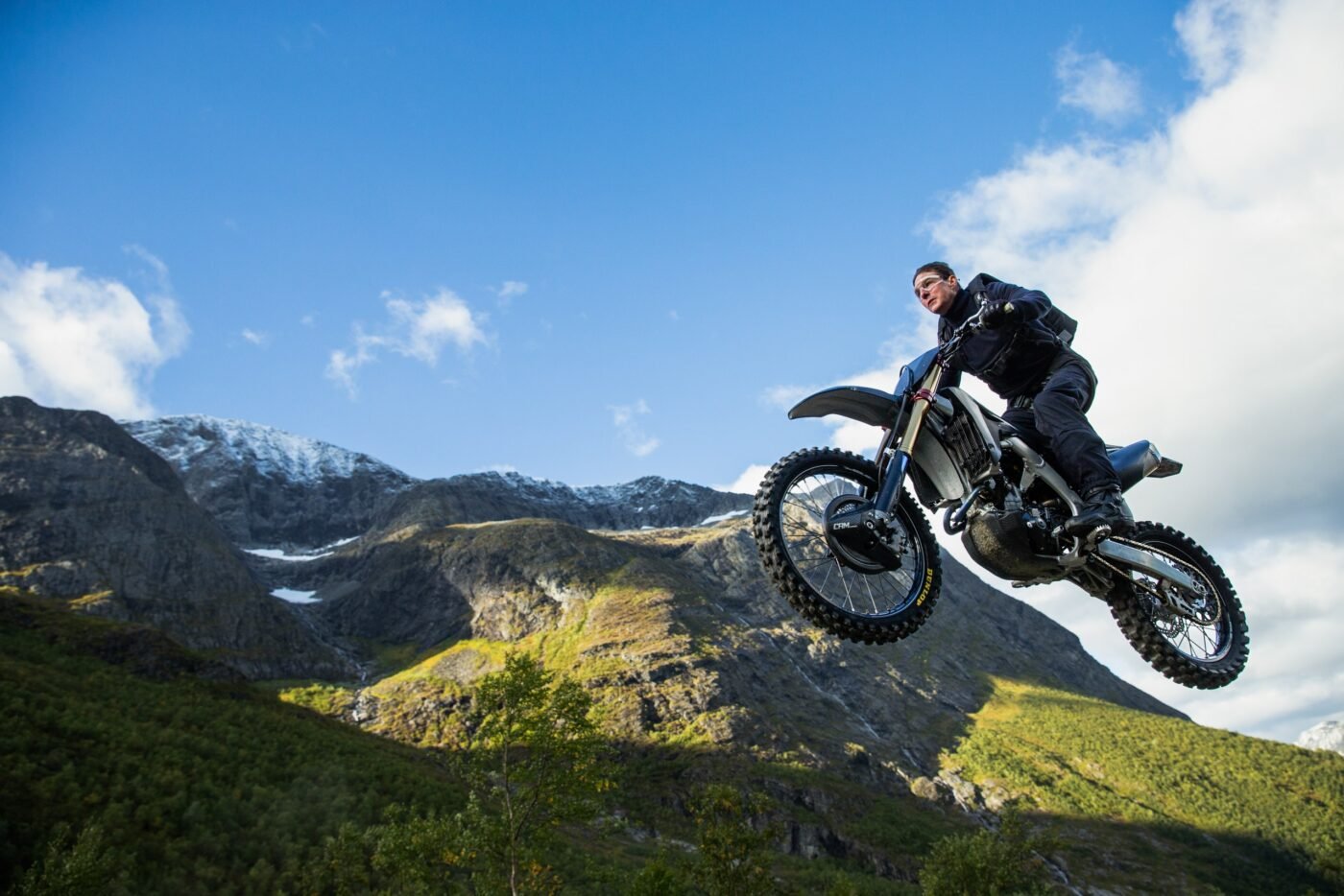 8000 Feet, 140 MPH Winds: Tom Cruise's Epic Mission: Impossible Stunt 8000 Feet, 140 MPH Winds: Tom Cruise's Epic Mission: Impossible Stunt