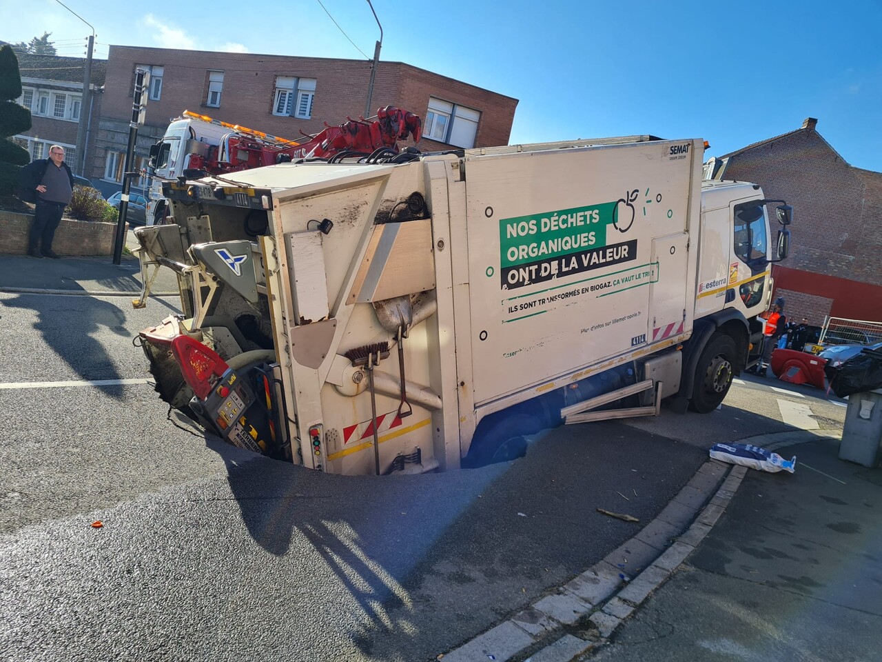 Accident De Moto Fatal À Séoul : Une Chaussée S'effondre Accident De Moto Fatal À Séoul : Une Chaussée S'effondre