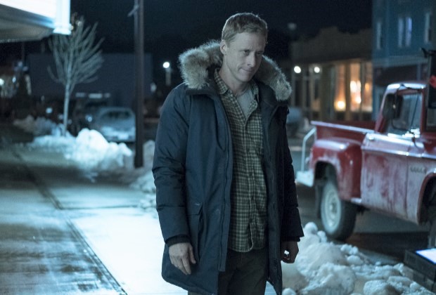 Alan Tudyk's Resident Alien: Finding The Perfect Small Town Setting Alan Tudyk's Resident Alien: Finding The Perfect Small Town Setting