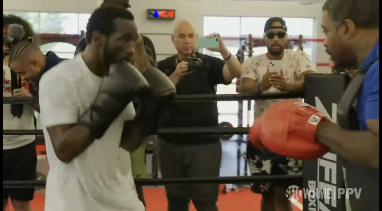 Alvarez Shuts Down Crawford Speculation, Eyes May 3rd Fight First Alvarez Shuts Down Crawford Speculation, Eyes May 3rd Fight First