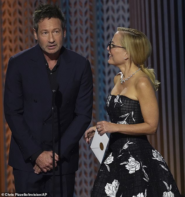 Anderson And Duchovny's SAG Awards Reunion: A Look Back At The X-Files Anderson And Duchovny's SAG Awards Reunion: A Look Back At The X-Files