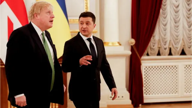 Boris Johnson: Ataque De Avestruz Durante Visita Familiar En Texas Boris Johnson: Ataque De Avestruz Durante Visita Familiar En Texas