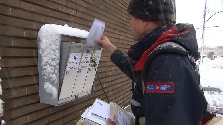 Canada Post's Future: Report Recommends Changes To Door-to-Door Mail Service Canada Post's Future: Report Recommends Changes To Door-to-Door Mail Service