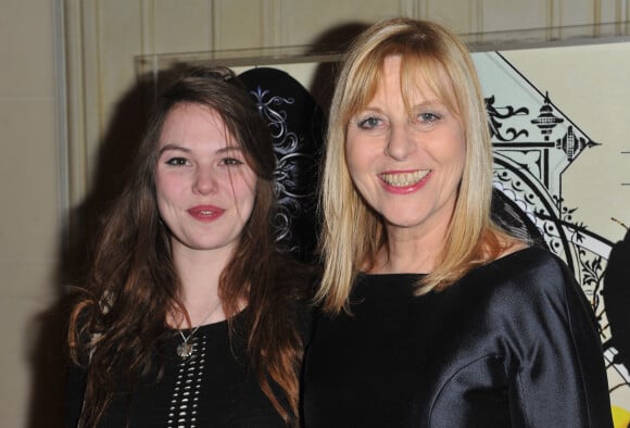 Chantal Ladesou Et Sa Famille Réunie En Dehors De Paris Chantal Ladesou Et Sa Famille Réunie En Dehors De Paris