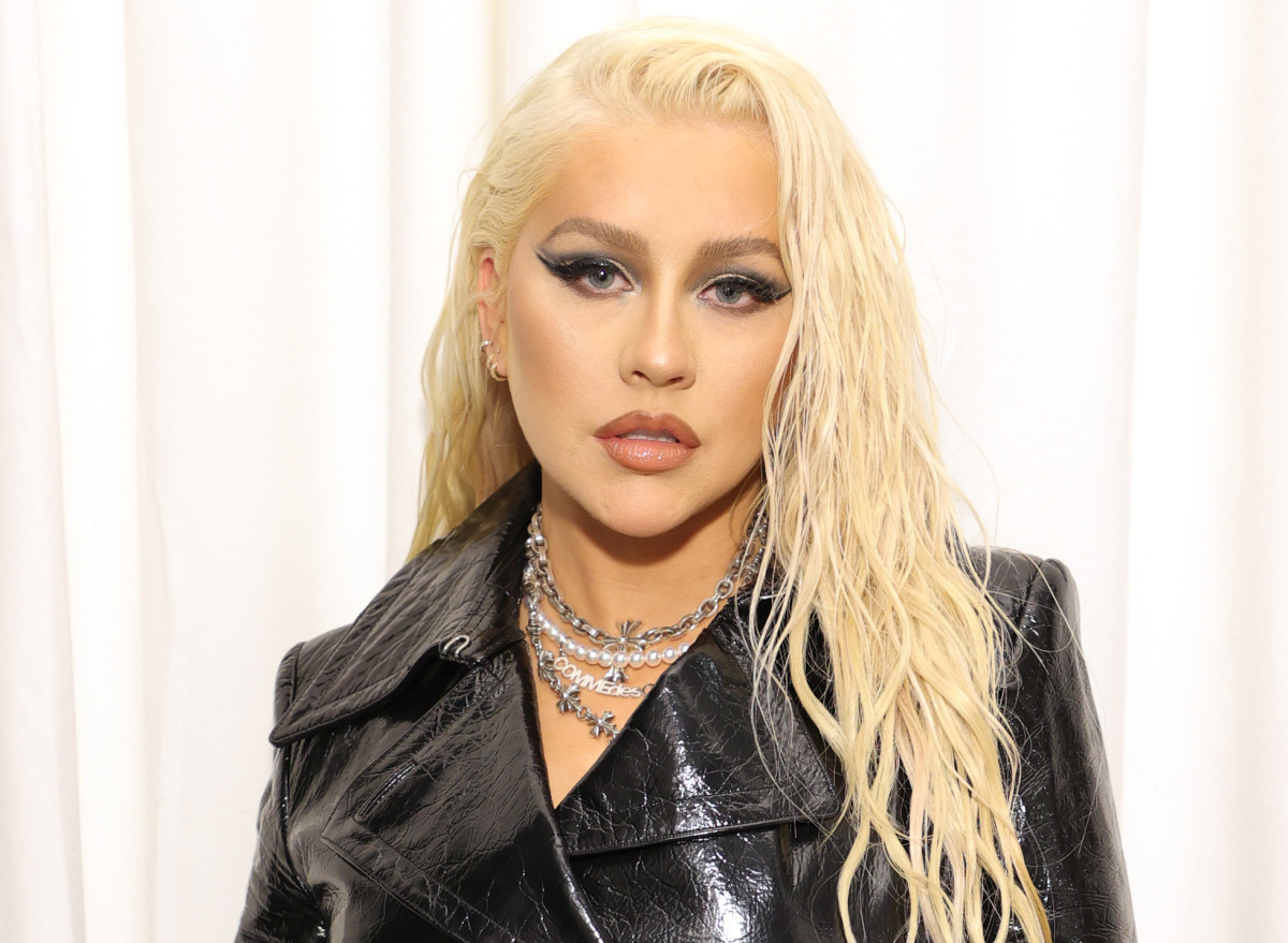 Christina Aguilera: Fans Claim Photoshopping Gone Wrong In New Photoshoot Christina Aguilera: Fans Claim Photoshopping Gone Wrong In New Photoshoot