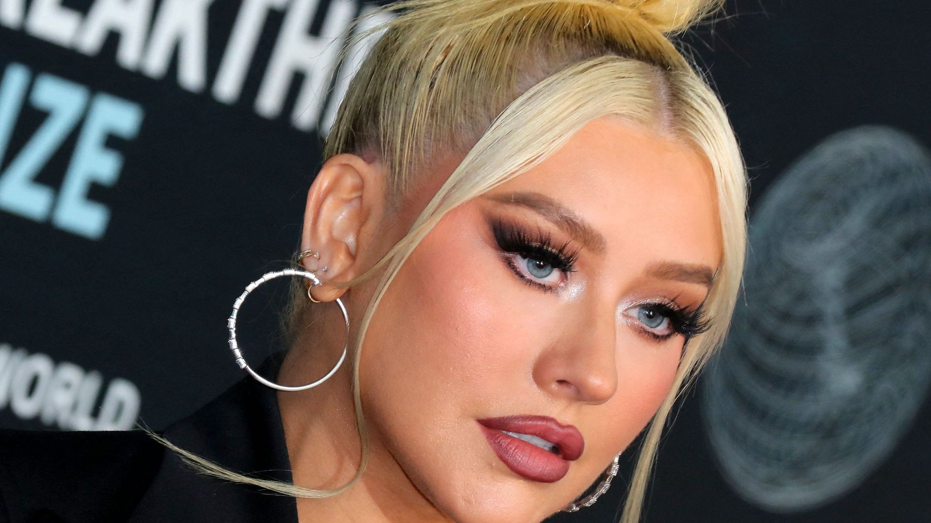 Christina Aguilera's New Photoshoot: Fans Accuse Her Of Excessive Photoshopping Christina Aguilera's New Photoshoot: Fans Accuse Her Of Excessive Photoshopping