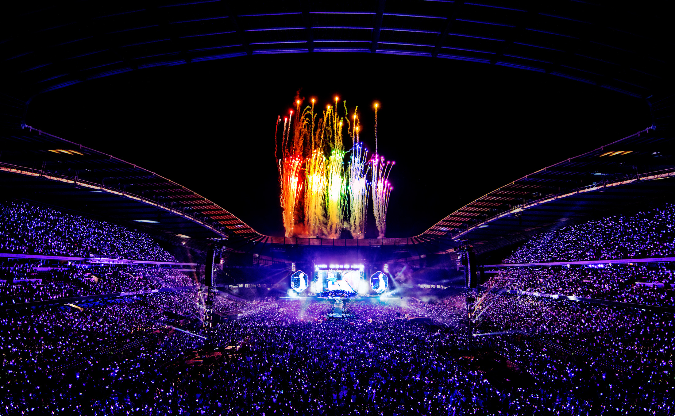 Coldplay Concert Review: A Night Of Music, Light, And Love Coldplay Concert Review: A Night Of Music, Light, And Love