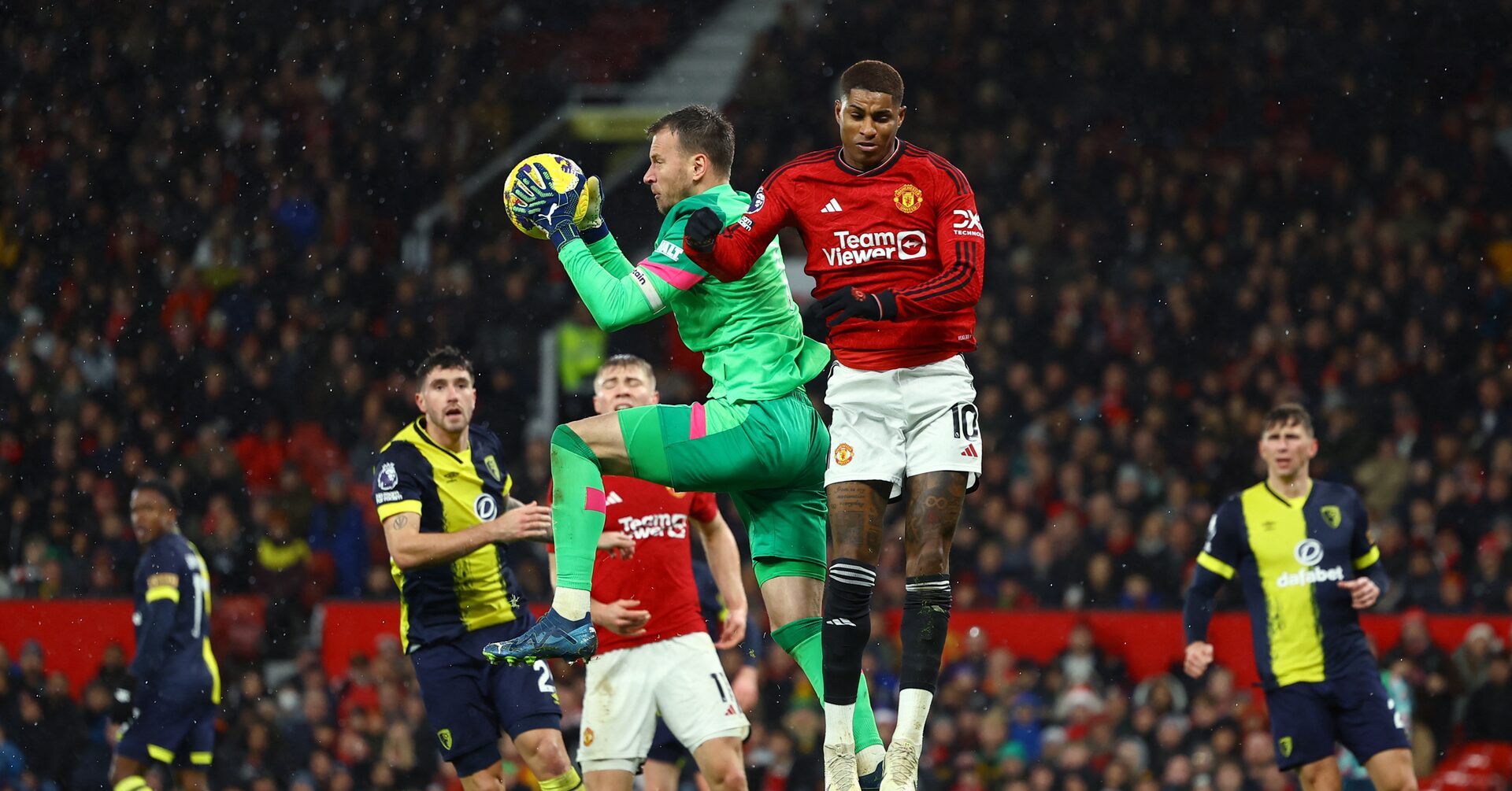 Criticism Mounts For Man Utd Star Following Blunder And Criticism Mounts For Man Utd Star Following Blunder And