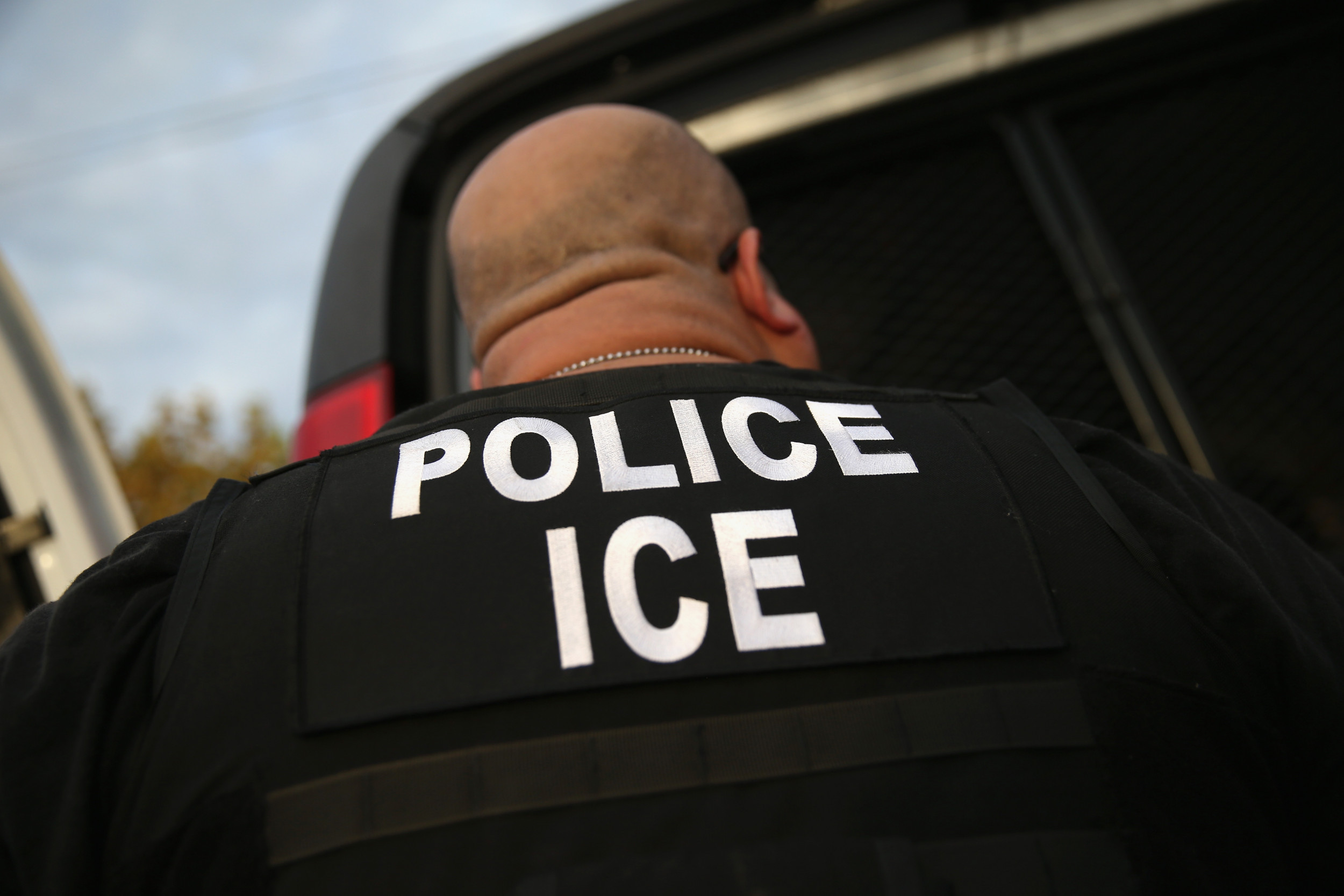 Crowd Intervention Following ICE Arrest Sparks Chaos Crowd Intervention Following ICE Arrest Sparks Chaos