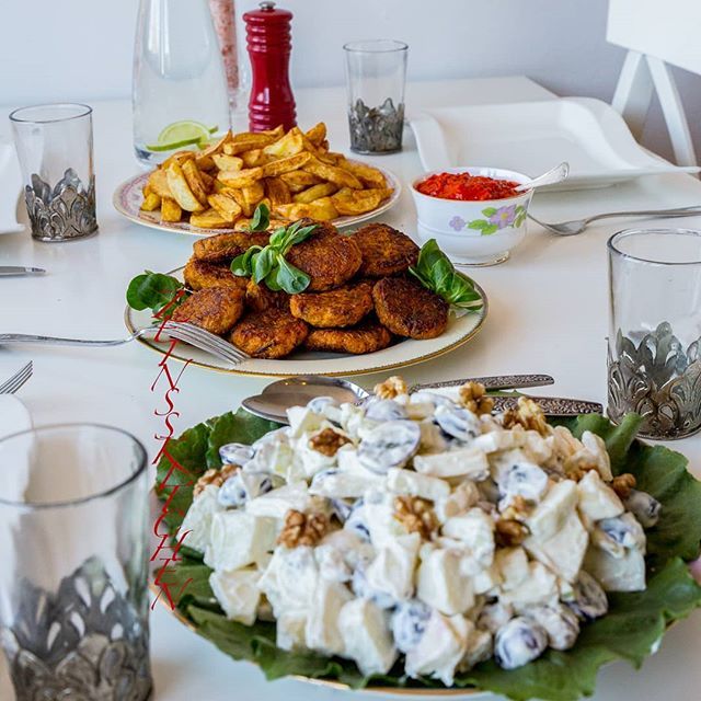 De Bästa Kycklingnuggets: Friterade I Majsflingor Och Serverade Med Lättlagad Kålsallad
