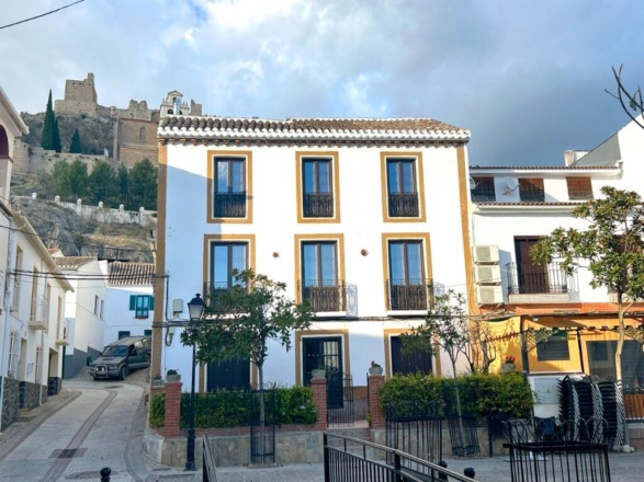 €245K Spanish Townhouse: Alan Carr & Amanda Holden's Renovation Project €245K Spanish Townhouse: Alan Carr & Amanda Holden's Renovation Project