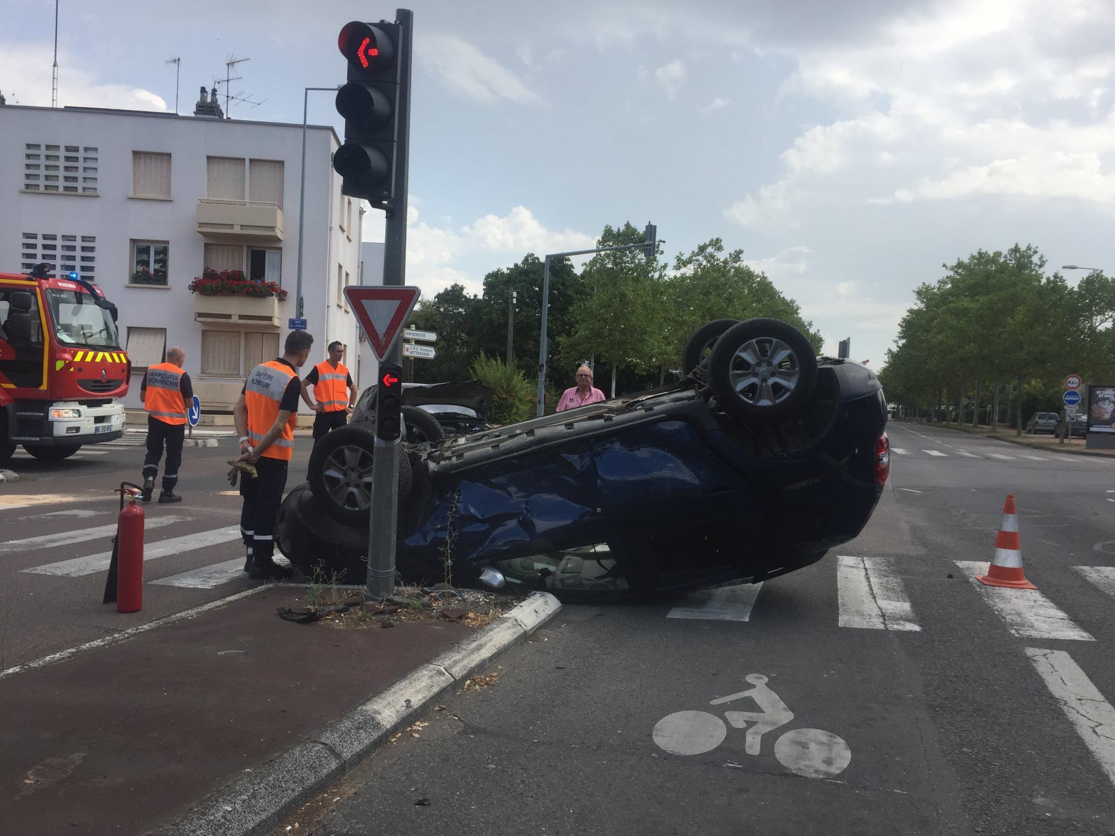 Enquête Après Un Accident De Voiture À Dijon, Rue Michel-Servet Enquête Après Un Accident De Voiture À Dijon, Rue Michel-Servet