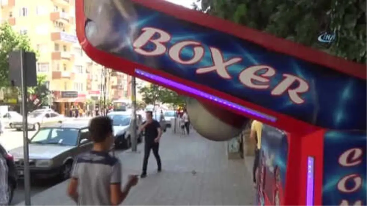 Eskişehir'de Tıp Öğrencileri: Stres Atmanın Boks Yolu Eskişehir'de Tıp Öğrencileri: Stres Atmanın Boks Yolu