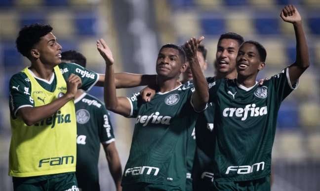 Estêvão Vomita Em Jogo Do Palmeiras Na Altitude: Substituição Forçada Estêvão Vomita Em Jogo Do Palmeiras Na Altitude: Substituição Forçada