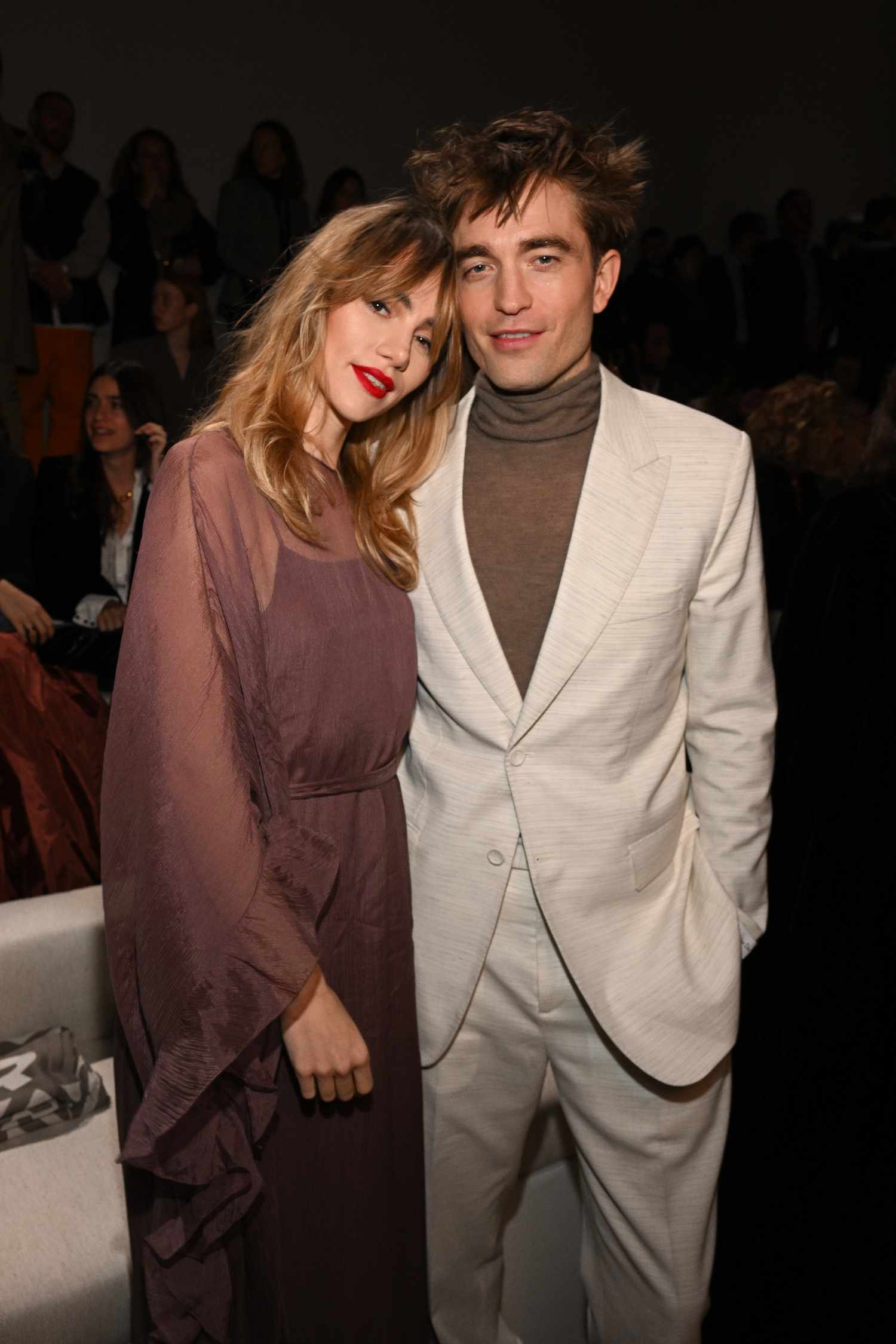 Experience Suki Waterhouse's Immersive SURFACE Tour: Stage Design And Atmosphere Experience Suki Waterhouse's Immersive SURFACE Tour: Stage Design And Atmosphere