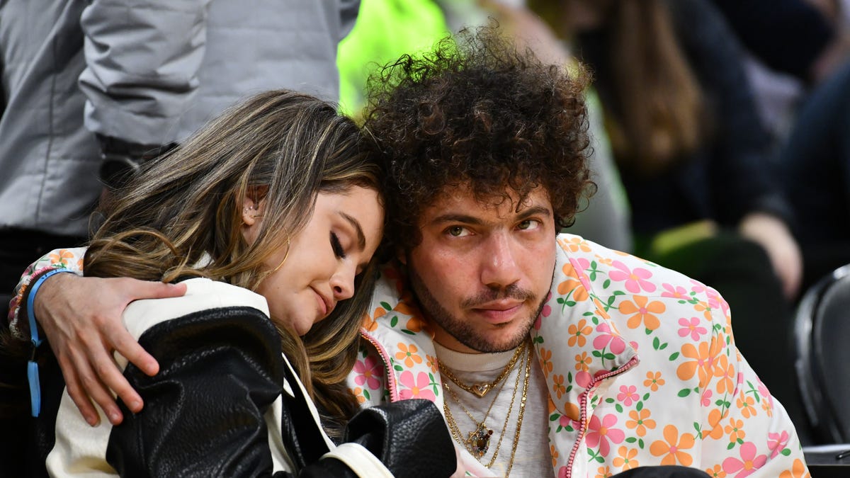 Fan Spots Intimate Detail In Selena Gomez's Photo With Benny Blanco Fan Spots Intimate Detail In Selena Gomez's Photo With Benny Blanco
