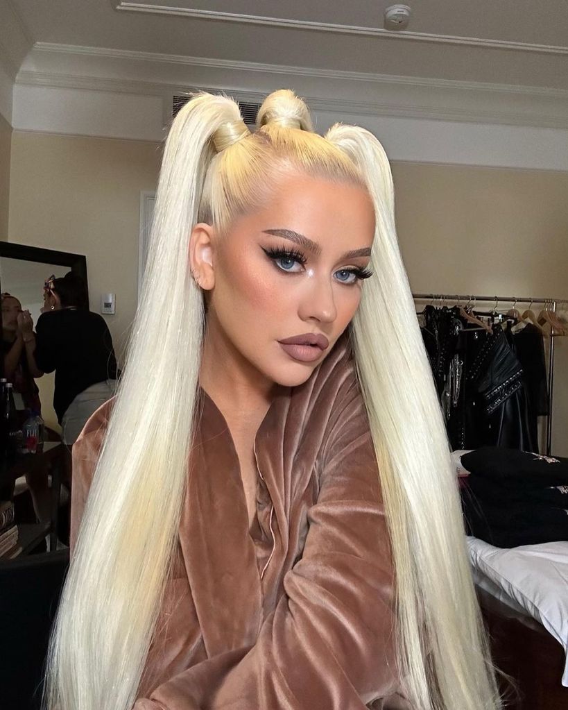 Fans React: Christina Aguilera's Jaw-Dropping Transformation Fans React: Christina Aguilera's Jaw-Dropping Transformation