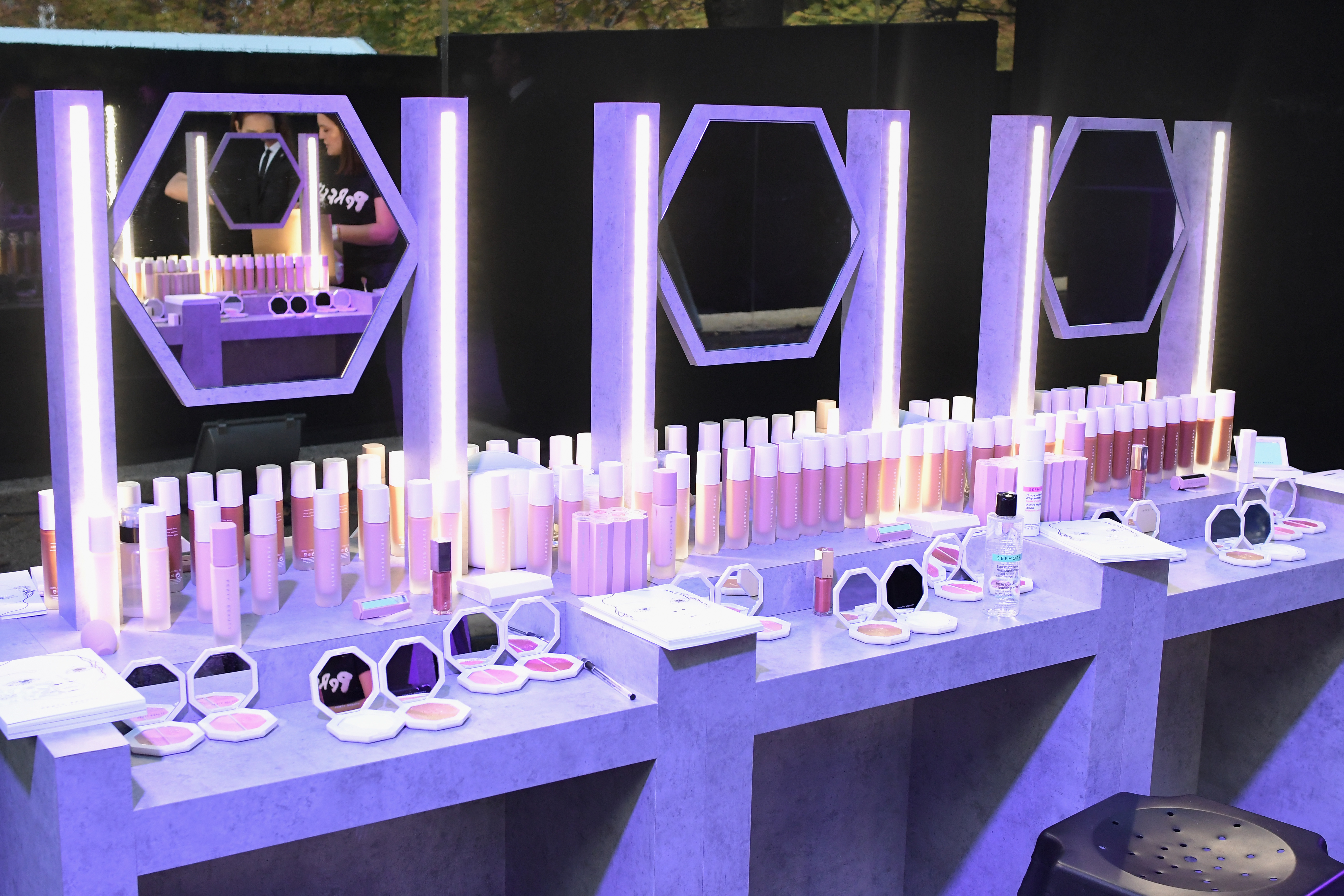 Fenty Beauty Paris: Rihanna's Charming Fan Moment Fenty Beauty Paris: Rihanna's Charming Fan Moment