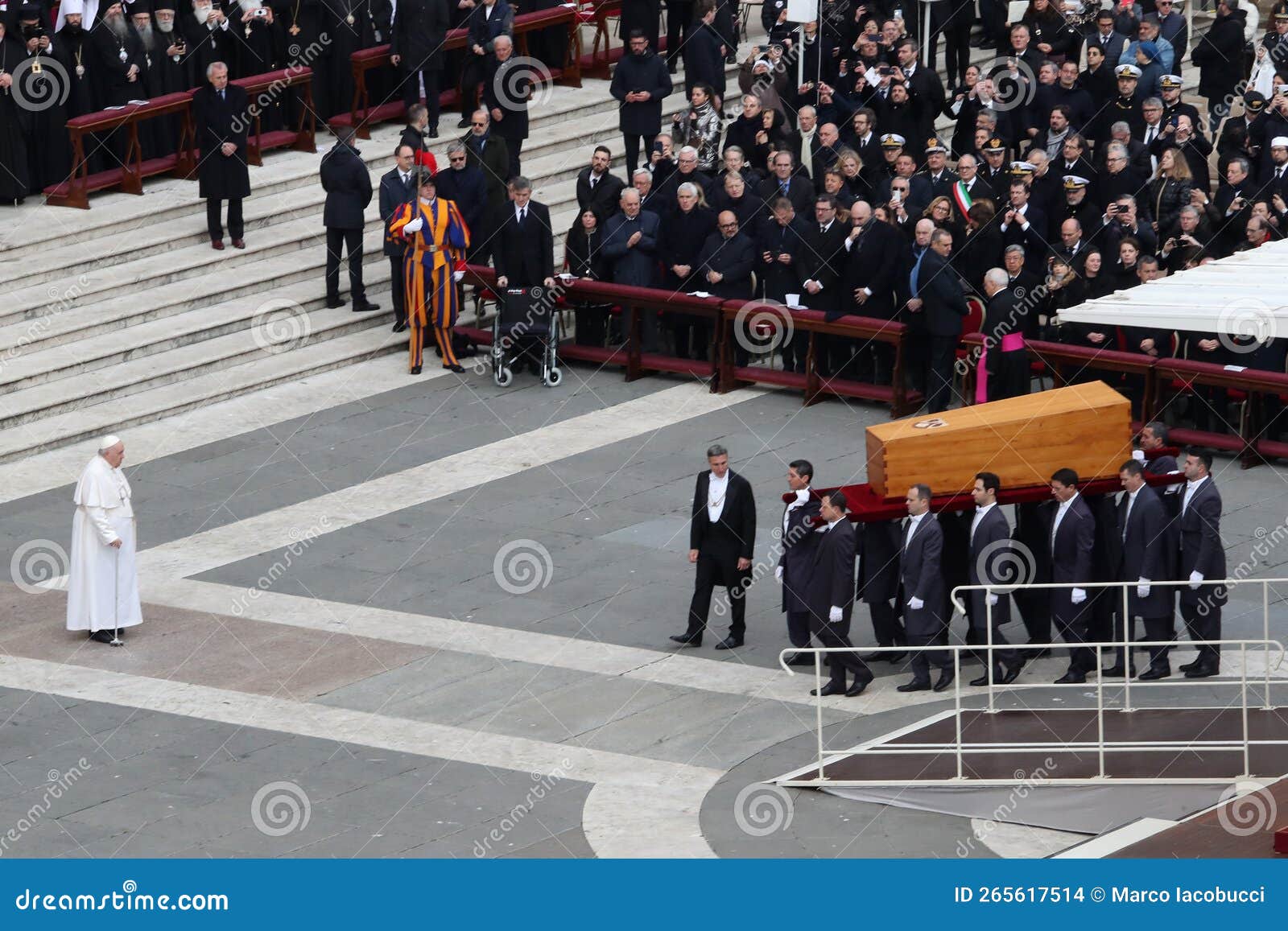 Fiéis Dormem Nas Ruas Do Vaticano Antes Do Funeral Do Papa Fiéis Dormem Nas Ruas Do Vaticano Antes Do Funeral Do Papa