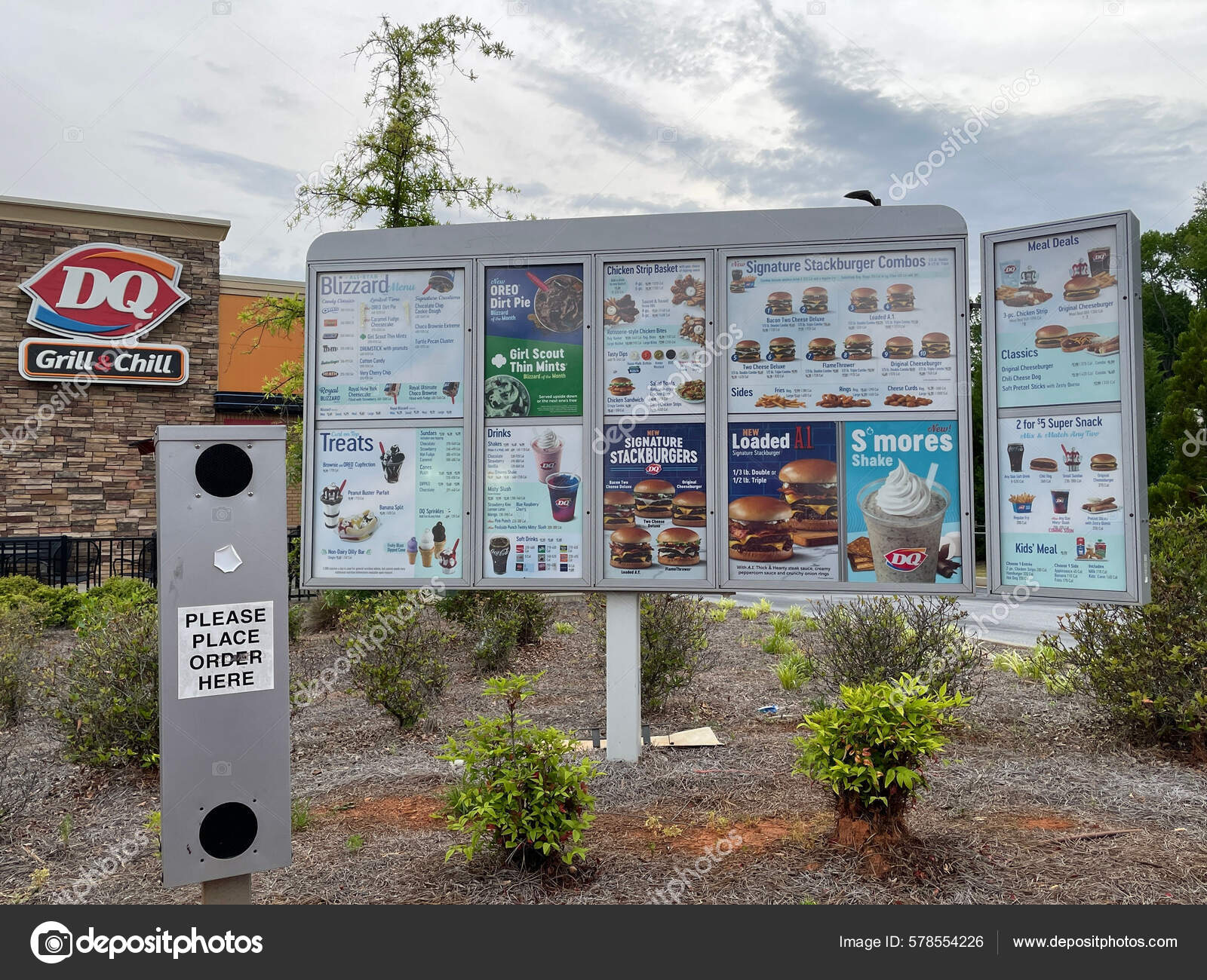 George Strait's Dairy Queen Drive-Thru Selfie: The Story Behind The Photo George Strait's Dairy Queen Drive-Thru Selfie: The Story Behind The Photo