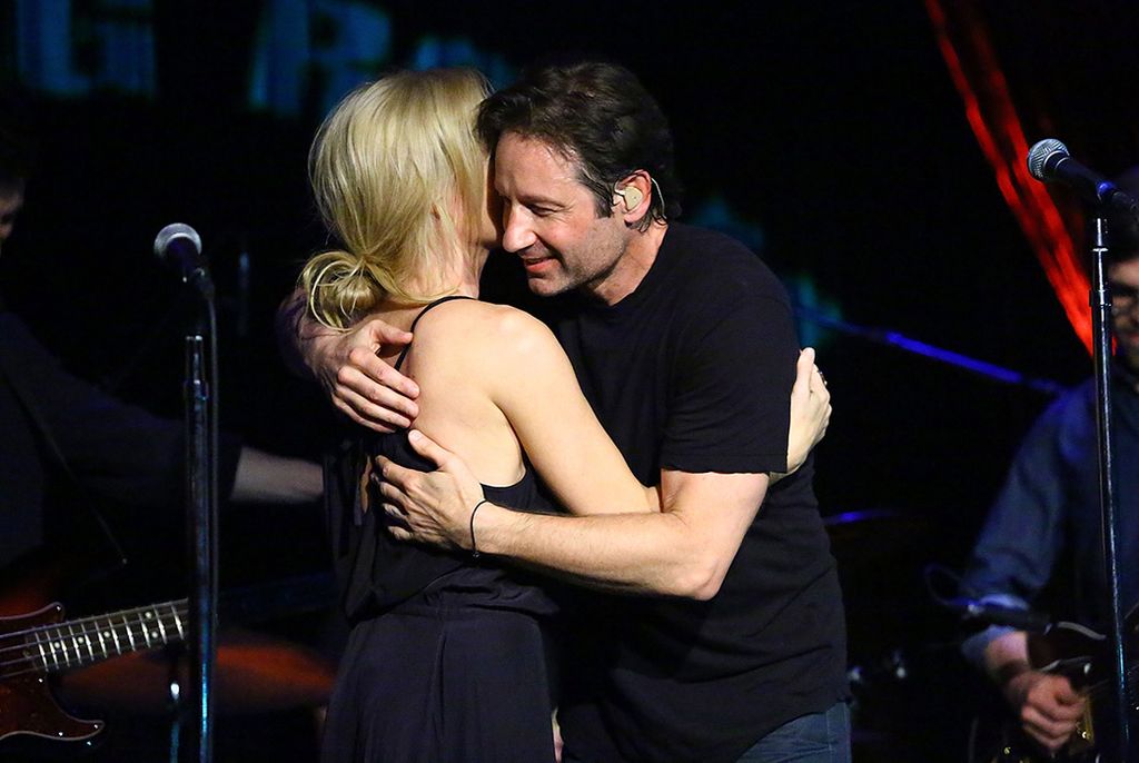 Gillian Anderson And David Duchovny Share Stage At SAG Awards Ceremony Gillian Anderson And David Duchovny Share Stage At SAG Awards Ceremony