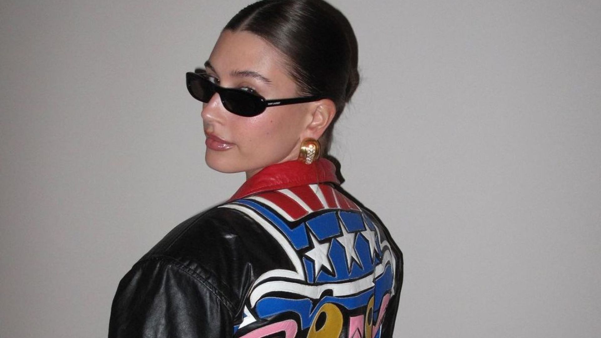 Hailey Bieber: Vintage Gucci Haljina I Neočekivana Obuća Hailey Bieber: Vintage Gucci Haljina I Neočekivana Obuća