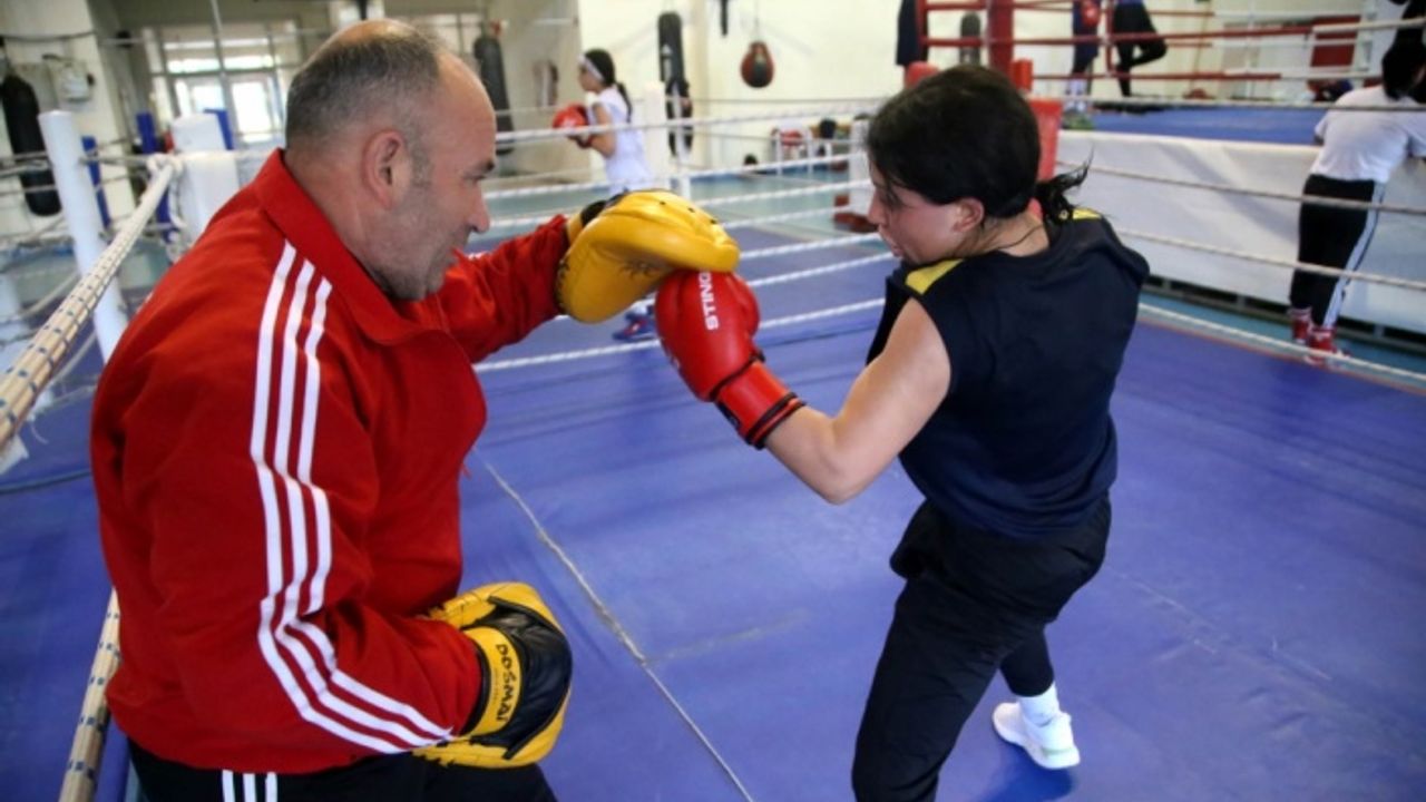 Hamdi Yıldırım Kadınlar Boks Şampiyonası: Samsun'daki Yarışmaların Son Durumu Hamdi Yıldırım Kadınlar Boks Şampiyonası: Samsun'daki Yarışmaların Son Durumu