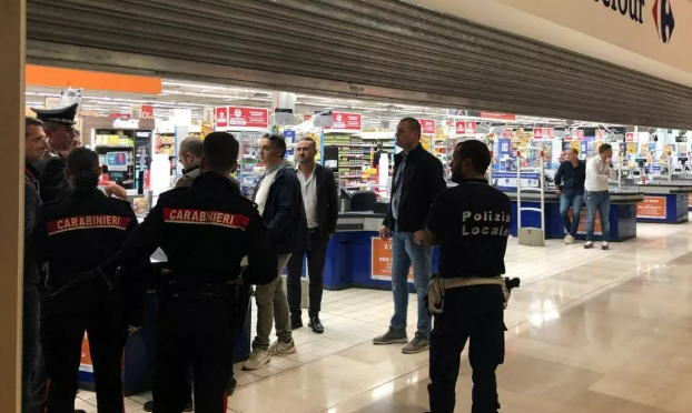 Hetimi Pas Sulmit Të Dhunshëm Me Thikë Në Qendër Tregtare Në Çeki Hetimi Pas Sulmit Të Dhunshëm Me Thikë Në Qendër Tregtare Në Çeki