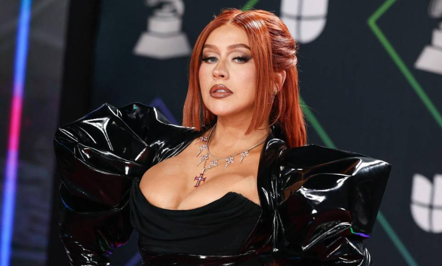 Is Christina Aguilera Overdoing The Photoshop? Fan Reactions To Recent Photos Is Christina Aguilera Overdoing The Photoshop? Fan Reactions To Recent Photos