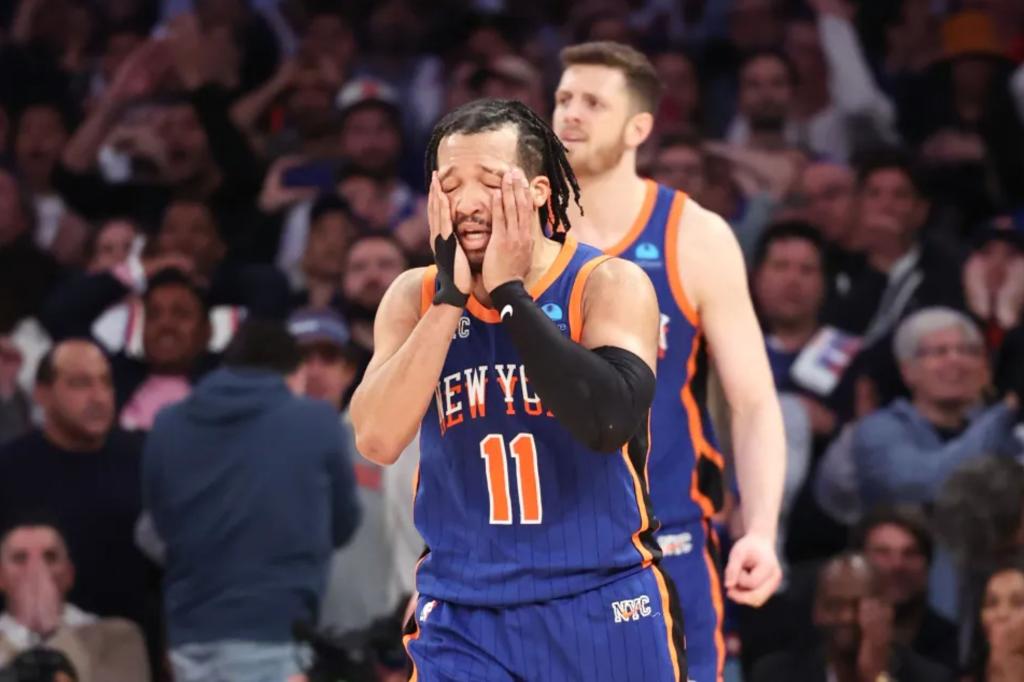 Jalen Brunson Leaves Knicks-Lakers Game After Overtime Ankle Roll Jalen Brunson Leaves Knicks-Lakers Game After Overtime Ankle Roll