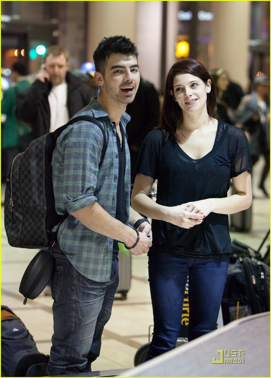 Joe Jonas And The Hilarious Couple's Argument: His Reaction Joe Jonas And The Hilarious Couple's Argument: His Reaction