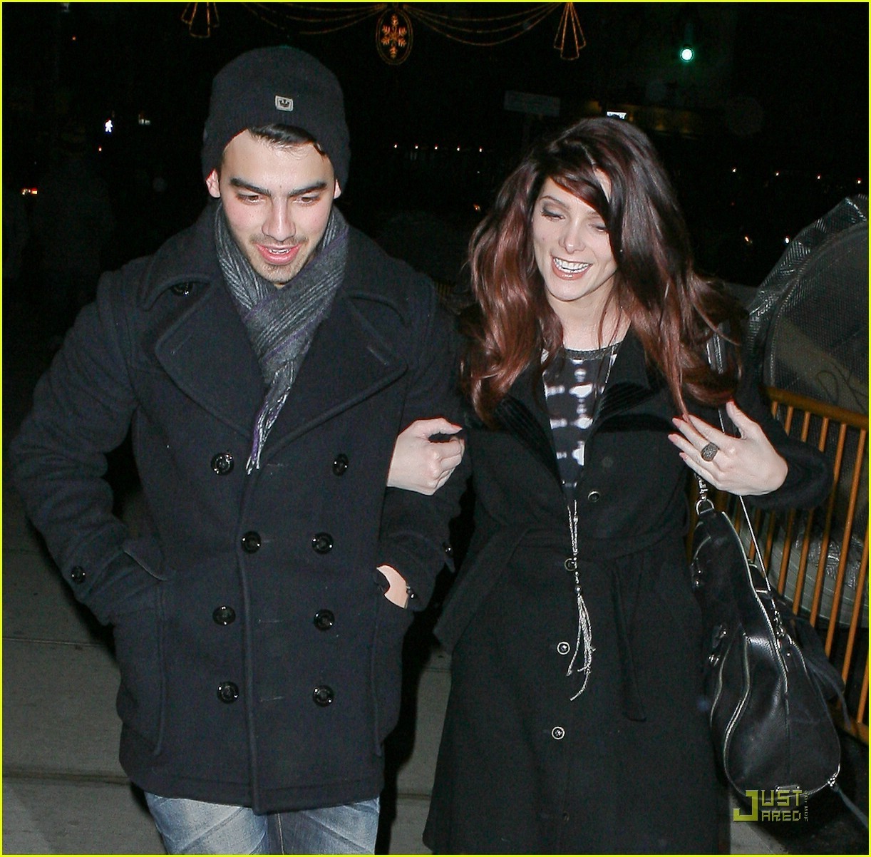 Joe Jonas's Measured Response To A Fan Couple's Argument Joe Jonas's Measured Response To A Fan Couple's Argument