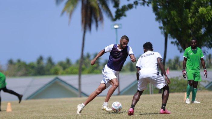 Kakanwil Papua Ajak Masyarakat Dukung Persipura: Butuh Dukungan Kita Semua Kakanwil Papua Ajak Masyarakat Dukung Persipura: Butuh Dukungan Kita Semua
