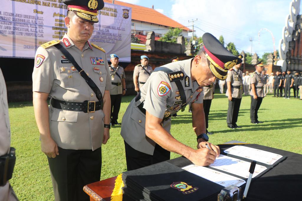 Kapolda Irjen Daniel Pimpin Sertijab 7 Pamen Polda Bali: Pesan Penting Untuk Jajarannya Kapolda Irjen Daniel Pimpin Sertijab 7 Pamen Polda Bali: Pesan Penting Untuk Jajarannya