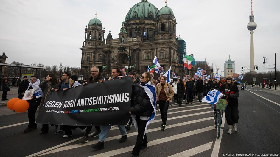 Kind In Berlin Von Betrunkenen Antisemitisch Beleidigt Und Mit Nazi-Parolen Angegriffen Kind In Berlin Von Betrunkenen Antisemitisch Beleidigt Und Mit Nazi-Parolen Angegriffen