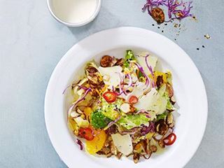 Knapriga Kycklingnuggets I Majsflingor: Recept Med Asiatisk Kålsallad Knapriga Kycklingnuggets I Majsflingor: Recept Med Asiatisk Kålsallad