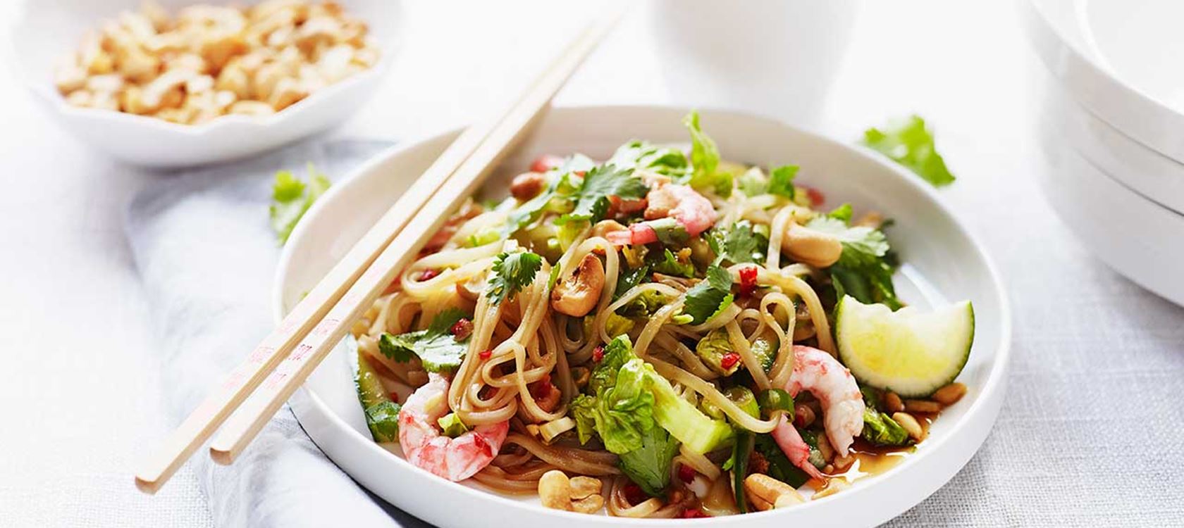Krispiga Kycklingnuggets I Majsflingor: Recept Med Fräsch Asiatisk Sallad Krispiga Kycklingnuggets I Majsflingor: Recept Med Fräsch Asiatisk Sallad