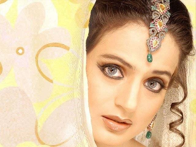 کیا امیشا پٹیل حاملہ ہیں؟ ان کی حالیہ تصاویر نے بحث چھیڑ دی