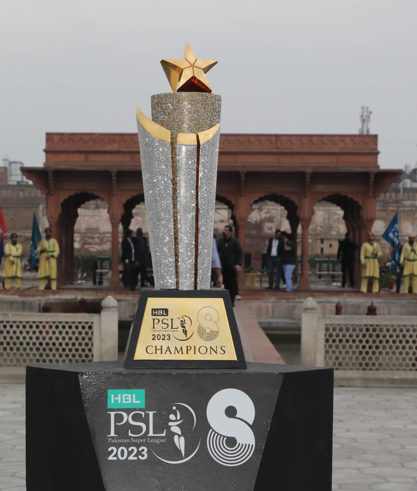 لاہور میں بھی دھوم مچا رہی ہے پی ایس ایل ٹرافی لاہور میں بھی دھوم مچا رہی ہے پی ایس ایل ٹرافی
