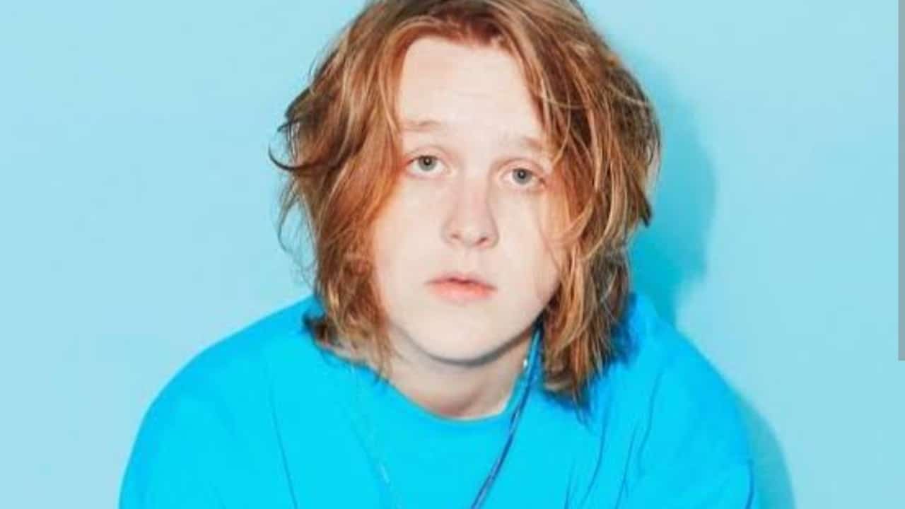 Lewis Capaldi Reaparece En WWE SmackDown: Superación Y Regreso Lewis Capaldi Reaparece En WWE SmackDown: Superación Y Regreso