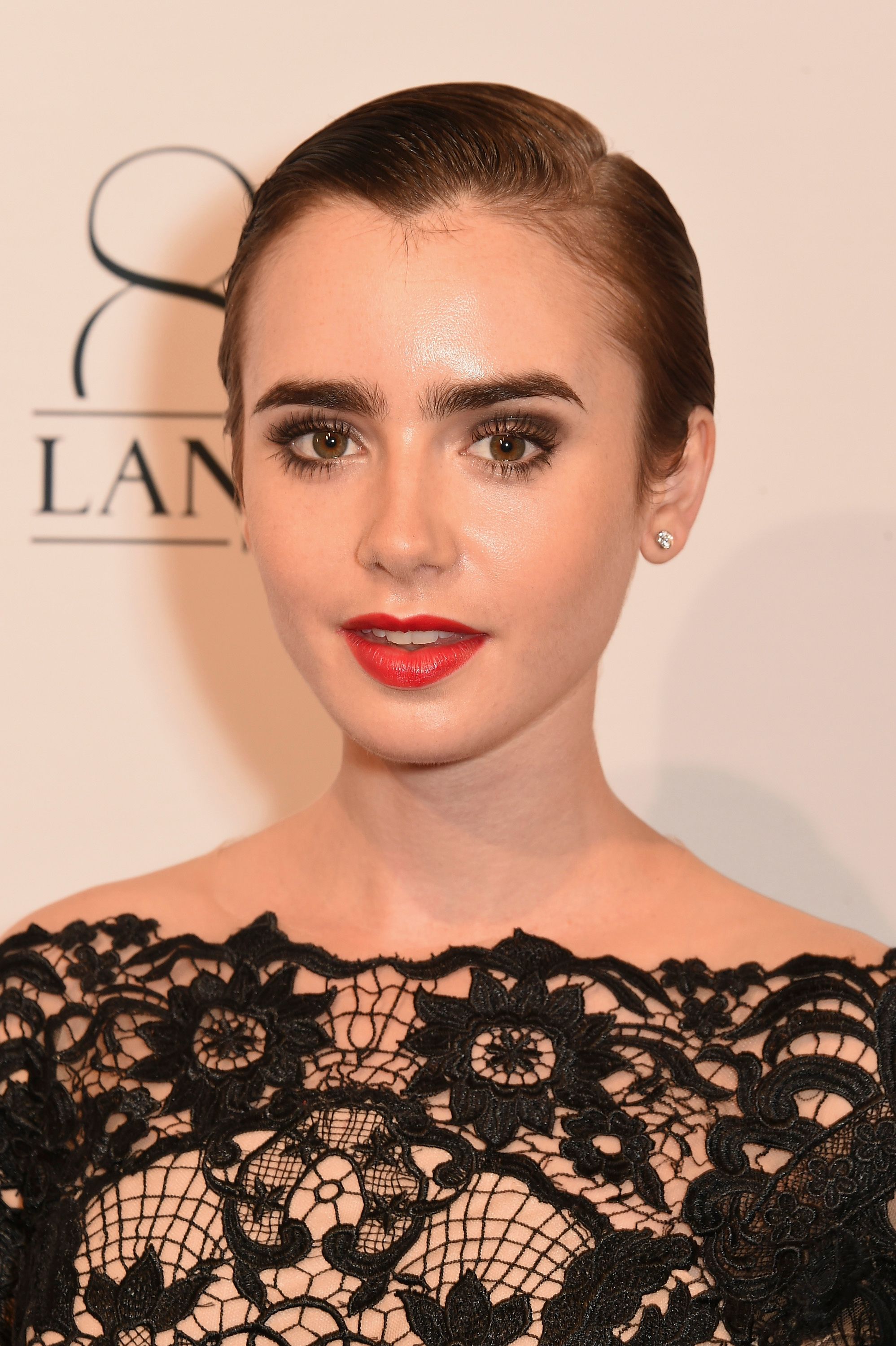 Lily Collins' Face Card: The Perfect Bob, Brows, And Nude Lip Combo Lily Collins' Face Card: The Perfect Bob, Brows, And Nude Lip Combo