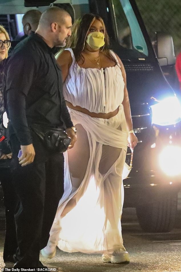 Lizzo's Cinched Waist And Curves Steal The Show In Los Angeles Lizzo's Cinched Waist And Curves Steal The Show In Los Angeles
