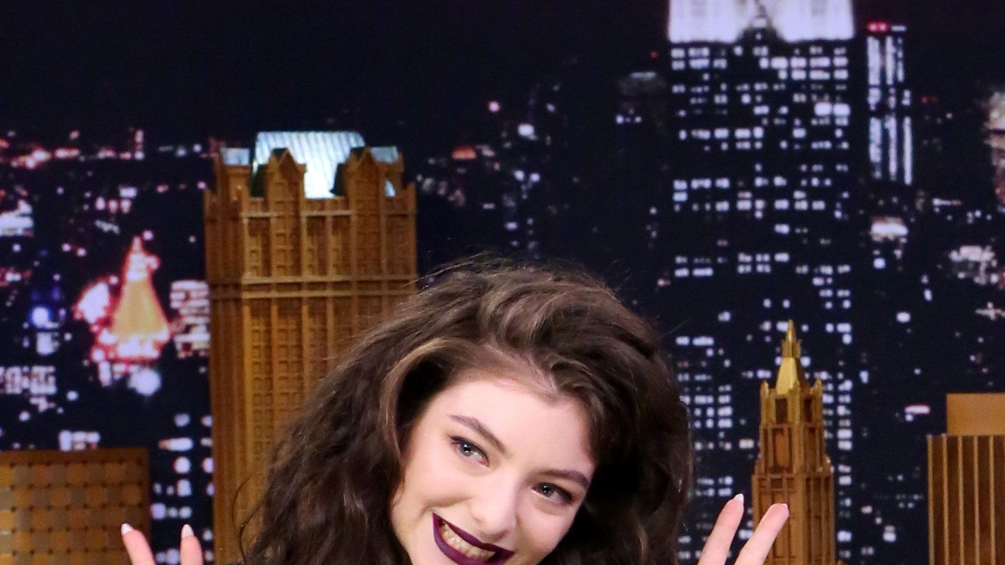 Lorde Stuns Fans With Unexpected Club Appearance At Lorde-Themed Event Lorde Stuns Fans With Unexpected Club Appearance At Lorde-Themed Event