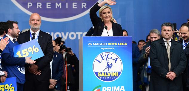 Marine Le Pen Et La Justice : Le Point De Bascule D'une Carrière Politique Marine Le Pen Et La Justice : Le Point De Bascule D'une Carrière Politique