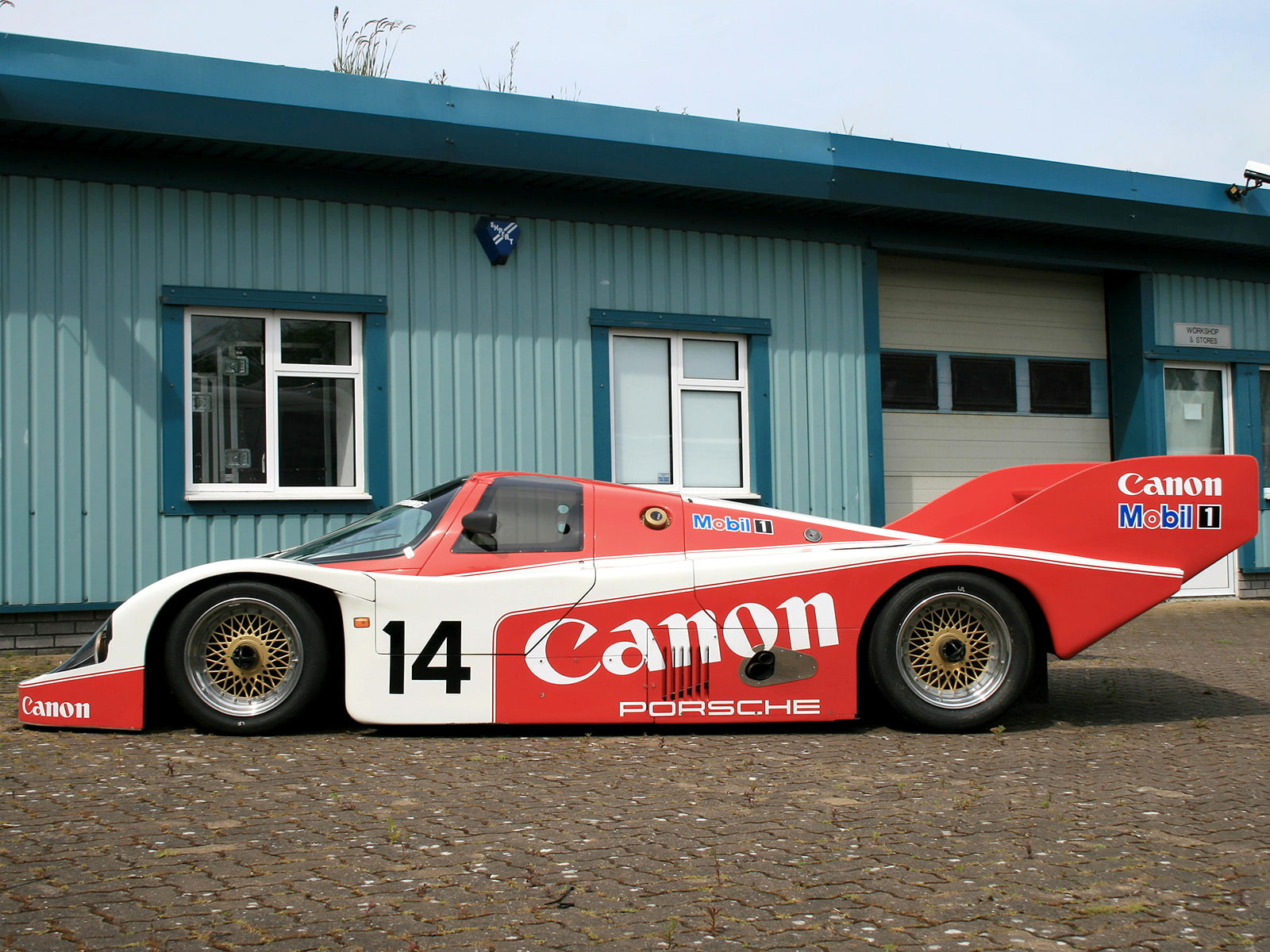 Neden Porsche 956 Araçları Tavandan Asılı Duruyor? Neden Porsche 956 Araçları Tavandan Asılı Duruyor?