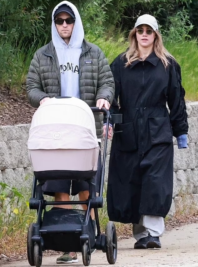 New York Romance: Robert Pattinson And Suki Waterhouse's Public Display Of Affection Amidst The Batman 2 Buzz New York Romance: Robert Pattinson And Suki Waterhouse's Public Display Of Affection Amidst The Batman 2 Buzz