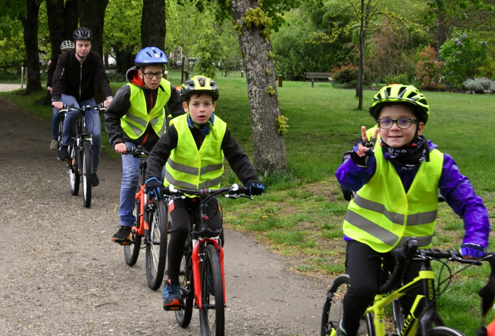 On N'est Pas Stressé : 8000 Km À Vélo Pour Trois Jeunes Du Bocage Ornais On N'est Pas Stressé : 8000 Km À Vélo Pour Trois Jeunes Du Bocage Ornais